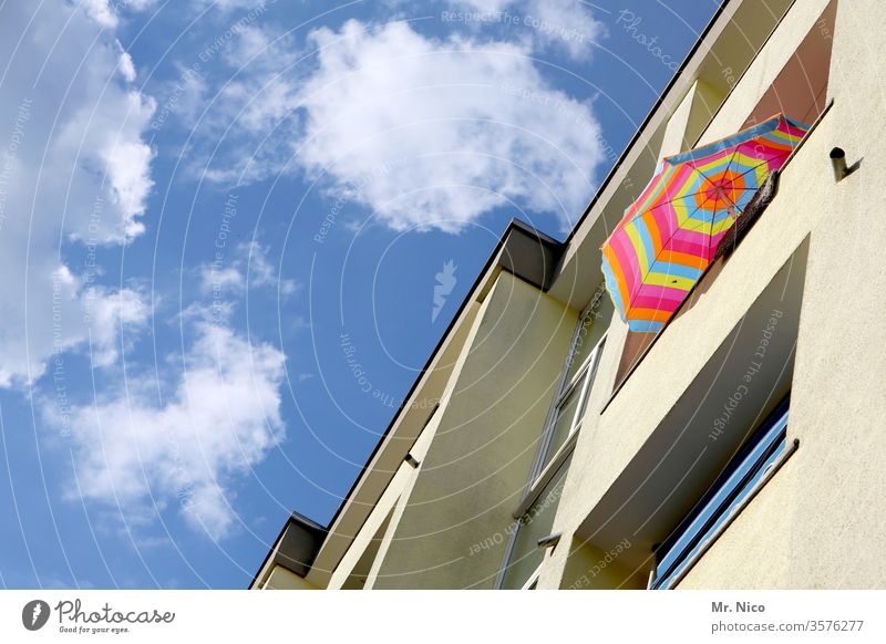 Sommer auf Balkonien Sonnenschirm Blauer Himmel mietshaus bunt Ferien & Urlaub & Reisen Schönes Wetter Haus Gebäude Mehrfamilienhaus Architektur Fassade Stadt