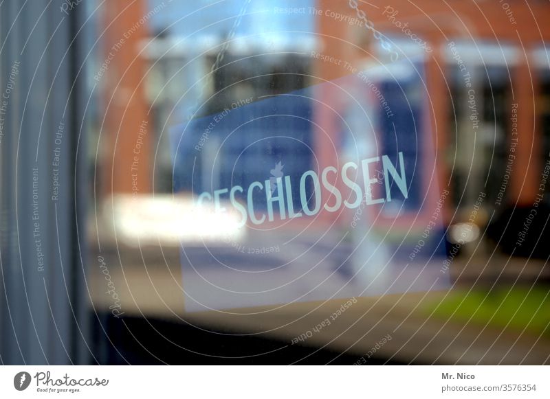 Geschlossen ! geschlossen Fensterscheibe Glasscheibe Reflexion & Spiegelung durchsichtig Hinweisschild ladenschluss schließen schließung geschäft Krise Eingang