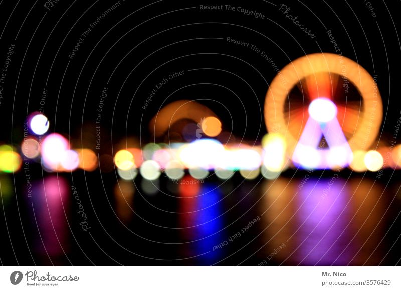 Kirmes bei Nacht Volksfest Jahrmarkt Feste & Feiern Riesenrad Freizeit & Hobby Licht Karussell drehen Oktoberfest Fahrgeschäfte rund schaustellerbetrieb