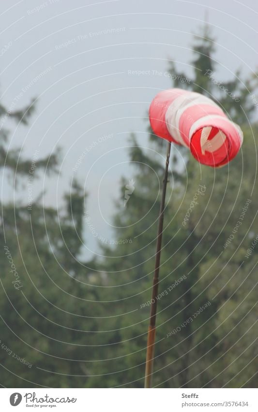 Wörtlich genommen l in den Wind reden Windsack Windsocke Schietwetter windig Windrichtung Windböe Unwetterwarnung Windfahne Windstärke schlechtes Wetter