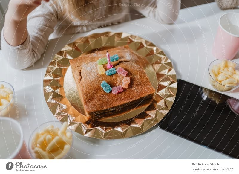 Leckerer Geburtstagskuchen mit Kerze und Bonbons auf dem Tisch Kuchen Götterspeise Nummer Form fünf 5 feiern Party Feiertag Kind lecker Dessert geschmackvoll