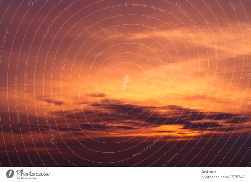 Wunderschöner Sonnenuntergangshimmel. Goldener Himmel bei Sonnenuntergang. Kunstbild von Himmel und dunklen Wolken in der Abenddämmerung. Friedliches und ruhiges Konzept. Dämmerungshimmel am Abend. Hintergrund für Lebenszitat. Rote, orange und dunkle Wolken.