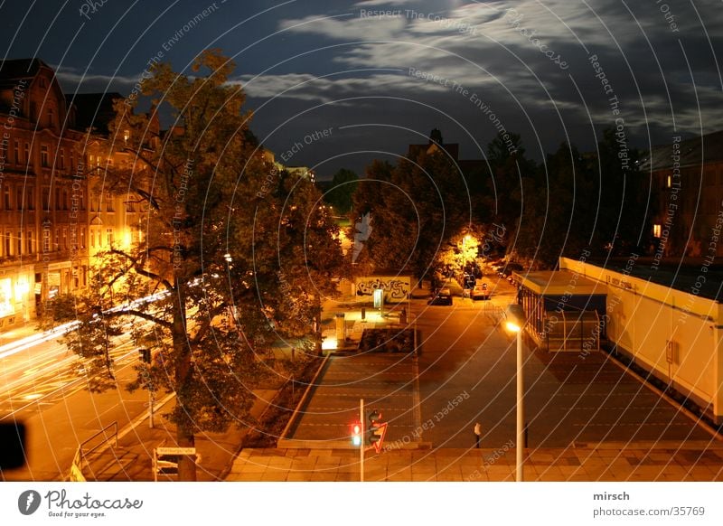 nachts aus dem fenster schauen Nacht Langzeitbelichtung Haus dunkel Mischung Straße