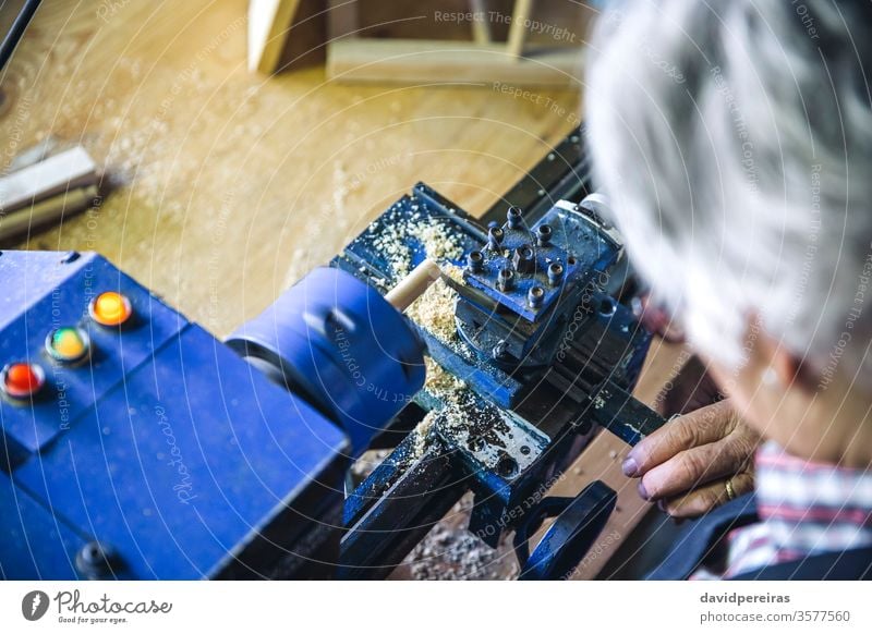 Draufsicht auf die Holzdrehbank Drehmaschine arbeiten Schreinerei Detailaufnahme Nahaufnahme Werkstatt Zimmerer Sägemehl Business Arbeiter Spinning