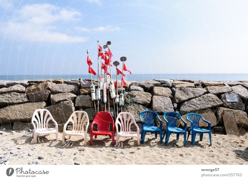 warten Stuhl Fischerdorf Menschenleer Stein Sand blau rot weiß Stuhlreihe Strand Küste Deckwerk Sitzgelegenheit Himmel himmelblau Wolken Wolkenhimmel