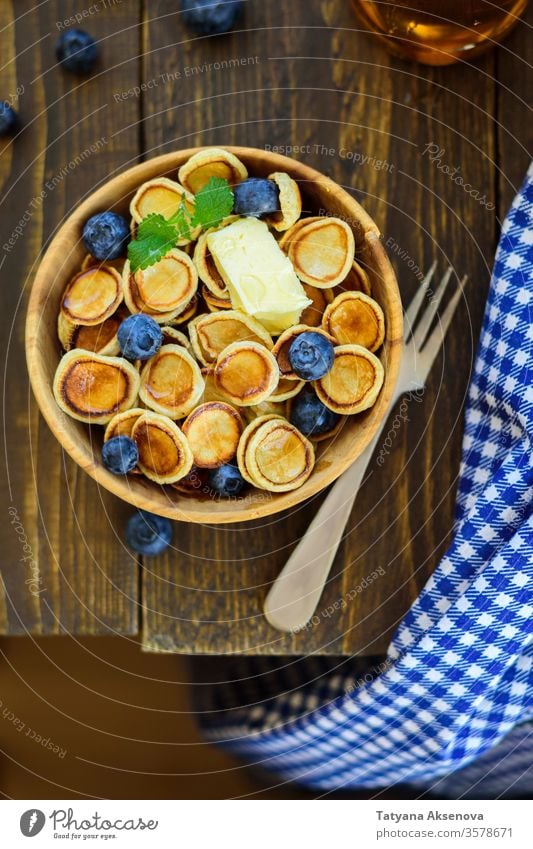 Trendige Komfortnahrung - Pfannkuchen mit Müsli in der Schüssel Pfannkuchen-Getreide Frühstück Lebensmittel süß Dessert Mahlzeit Schalen & Schüsseln Snack