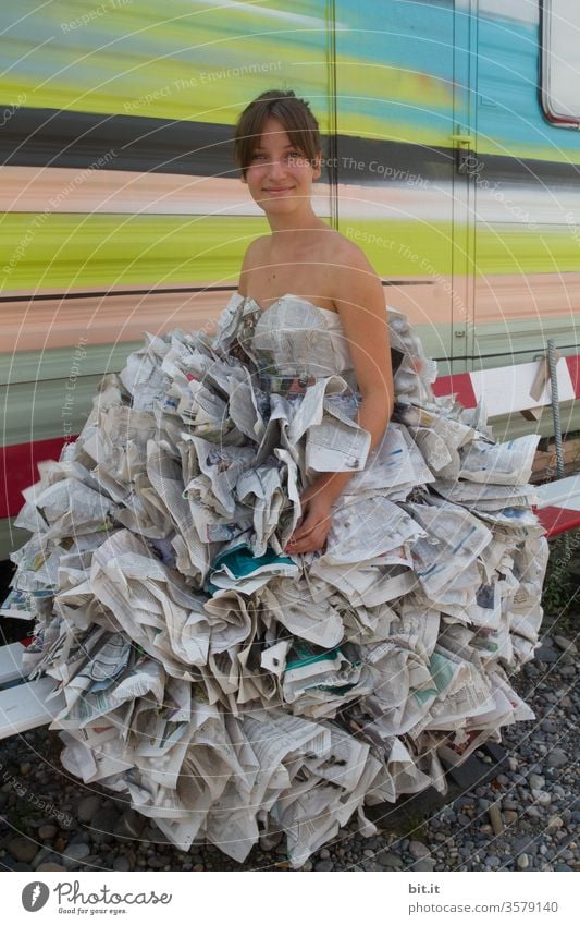 Haute couture I Kleid aus Lesestoff Mädchen Junge Frau Zeitung Medien Zeitschrift Printmedien lesen Bildung Information Papier Journalismus Wissen Mode Zirkus