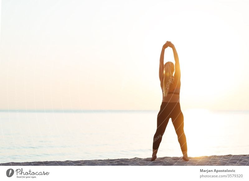 Junge sportliche Frau beim Stretching am Strand Sport strecken Läufer rennen Erholung Training Gesundheit passen jung Athlet Übung Lifestyle Fitness aktiv