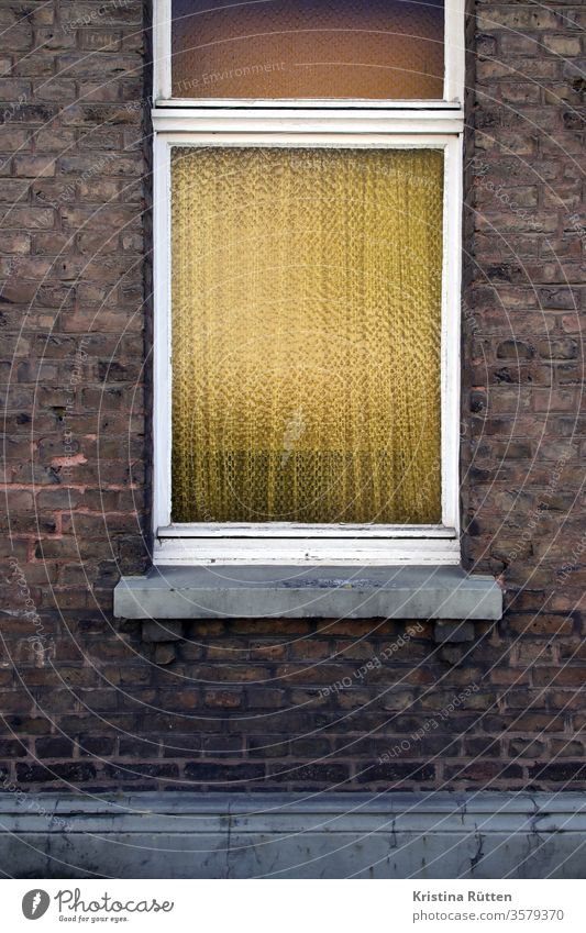 backstein fassade mit strukturglasfenster fensterglas sichtschutz gardine fensterbank haus ziegelstein kathedralglas ornamentglas verglasung retro vintage