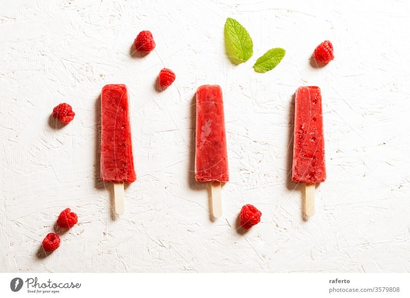 Leckere Erdbeer-Eis am Eis am Stiel auf weißem Hintergrund Speiseeis Mast Erdbeeren Dessert Lebensmittel süß kalt Stieleis Klotz glacé Pop kleben frisch