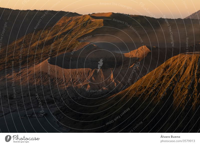 Nahaufnahme des Sonnenaufgangs am aktiven Vulkan Bromo und dem Tengger-Massiv in Ostjava, Indonesien. Landschaft Reisefotografie Hügelseite Himmel