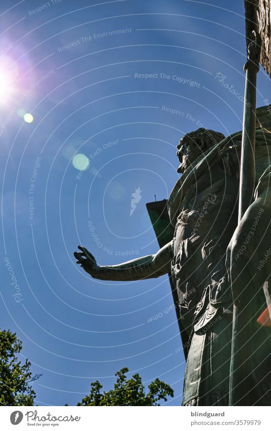 Ave ... Römer grüß mir die Sonne! Römische Statue vor dem Römerkastell Saalburg am Limes in Hessen hebt die Hand zum Gruß für Besucher und hält in der Hand einen Speer