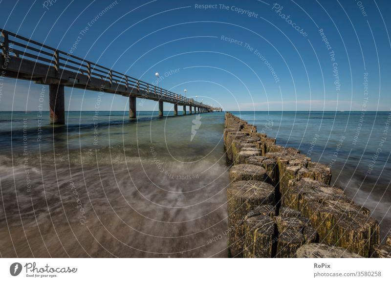 Seebrücke Kühlungsborn Ost. Strand beach Küste Meer sea Ozean Sandstrand Buhnen Pfahl pfähle strandbefestigung Natur Naturgewalten Gezeiten tides Sommer