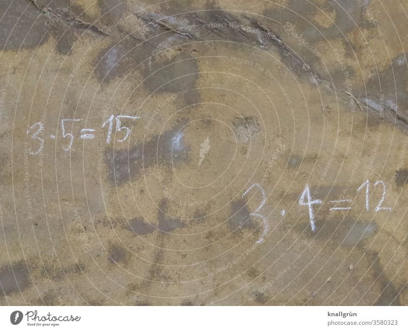 3 x 5 = 15 und 3 x 4 = 12 mit Kreide auf eine braune, fleckige Wand geschrieben Mathematik Ziffern & Zahlen rechnen zählen lernen Nahaufnahme Farbfoto