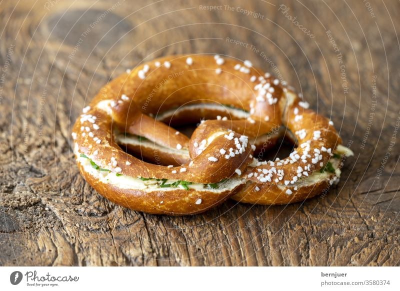 bayerische Brezel mit Butter auf Holz Butterbrezel Brot Deutschland Snack frisch Frühstück lecker Kaffee Hintergrund Essen Tisch Oktoberfest rustikal