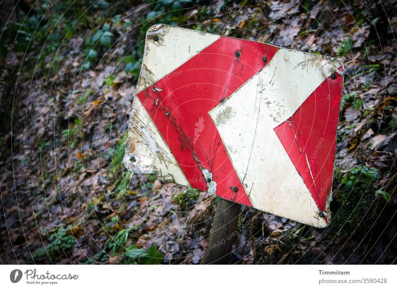 Hinweisschild mit reichlich Erfahrung Schild Warnung Pfeil Symbol rot weiß Schilder & Markierungen Warnschild Sicherheit Außenaufnahme Achtung Menschenleer Hang