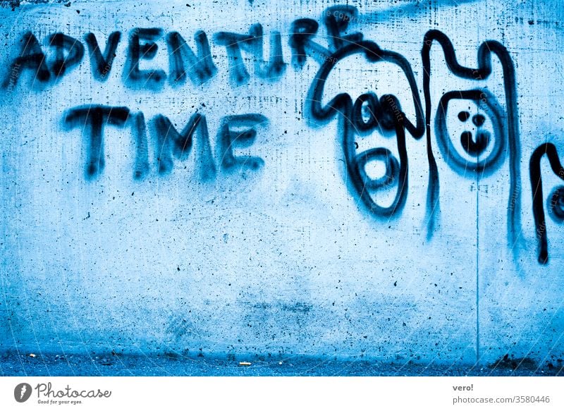 Schrift: adventure time Farbfoto Menschenleer Außenaufnahme Textfreiraum unten authentisch Freiheit Zentralperspektive Tag Straße Kleinstadt Symbole & Metaphern