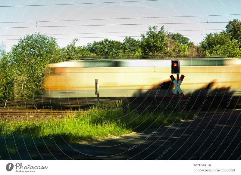 Eilige Lok am unbeschrankten Bahnübergang bahn bahnübergang durchfahrt eisenbahn güterzug logistik lok lokomotive schnell schnelligkeit transport versorgung