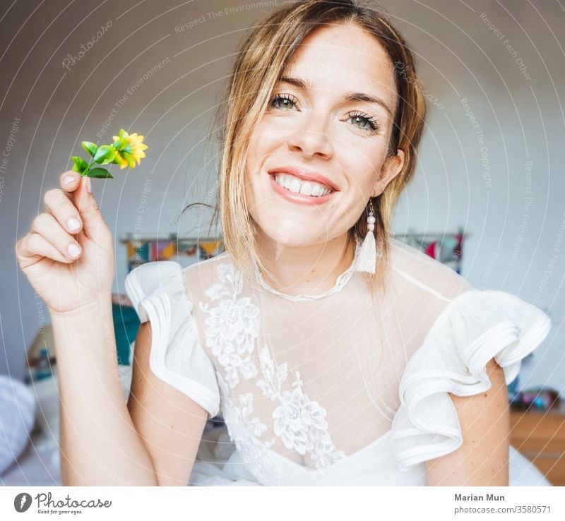 Braut an ihrem Hochzeitstag, die eine Blume vorschlägt sonrisa Belleza Novia boda casamiento amor felicidad trajedenovia