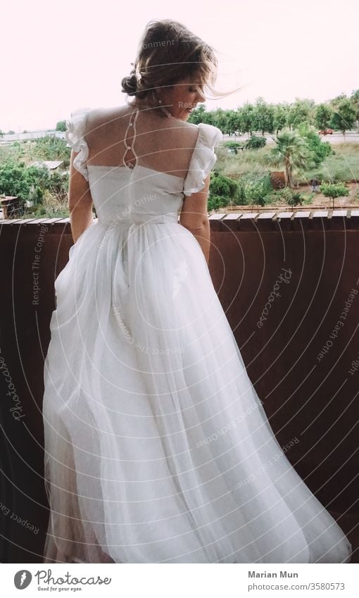 Frau, die am Hochzeitstag als Braut verkleidet ist trajedenovia Vestido blanco Belleza boda vestidodenovia amor casamiento felicidad naturaleza Leute Land