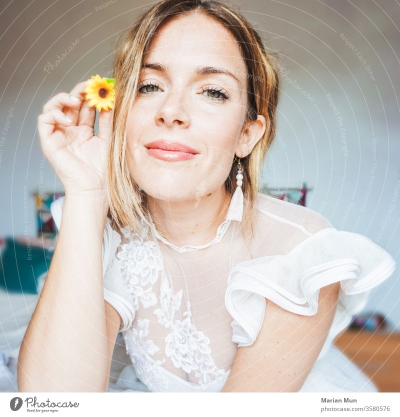 Braut an ihrem Hochzeitstag, die eine Blume vorschlägt Novia chica diadelaboda amor casamiento Flor Belleza blanco Vestido