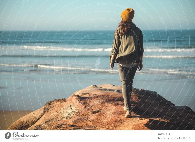 Schöne Frau am Strand Landschaft Spaziergang Rücken im Freien MEER Klippe Abenteuer reisen Reisender Ansicht Lifestyle Stil Urlaub Wanderung Seeküste wandern