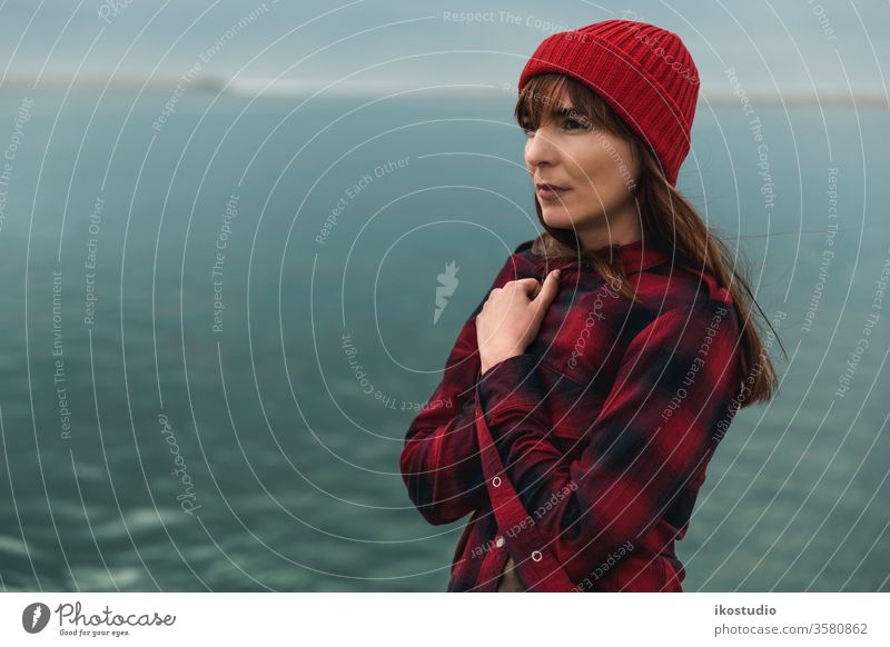 Es wird kalt Frau Porträt See Gelassenheit Natur sich[Akk] entspannen Landschaft Verschlussdeckel Hipster reisen Mode Reisender Gesicht entspannend Strand