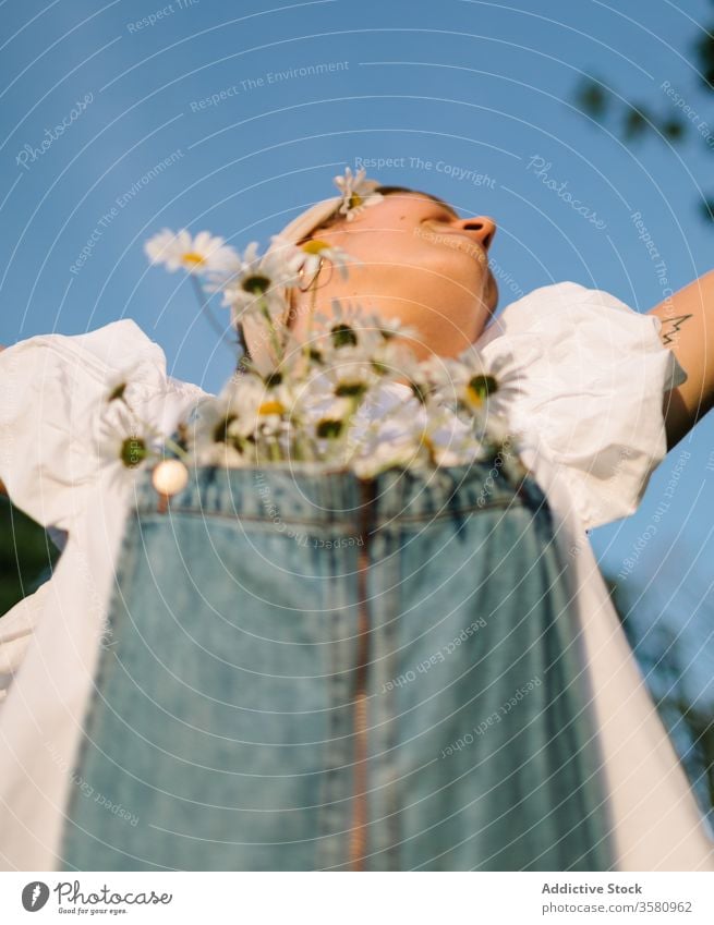 Aufgeregte junge Frau mit Blumen, die vor Glück die Arme ausbreiten Blumenstrauß frisch Freiheit Sommer genießen aufgeregt Arme hochgezogen Truhe Kamille Feld