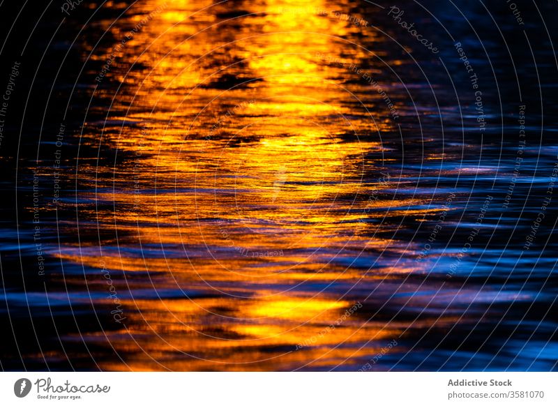 Im dunklen Wasser reflektiertes Licht Reflexion & Spiegelung Rippeln Textur Sonnenuntergang Abenddämmerung Hintergrund Natur Nacht dunkel glühen glänzend