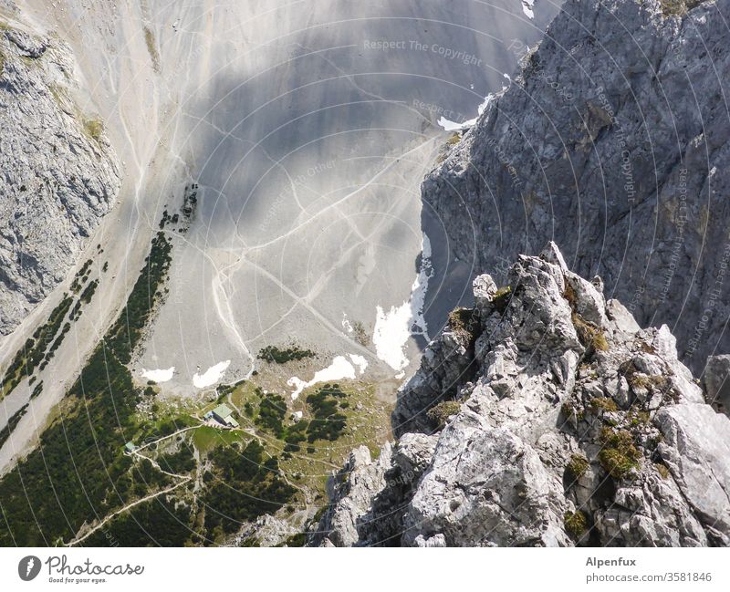 Gamsperspektive Tiefblick Außenaufnahme Berge u. Gebirge Gipfel Natur Alpen Felsen Wege & Pfade wandern Ferien & Urlaub & Reisen Sommer Erholung Ausflug