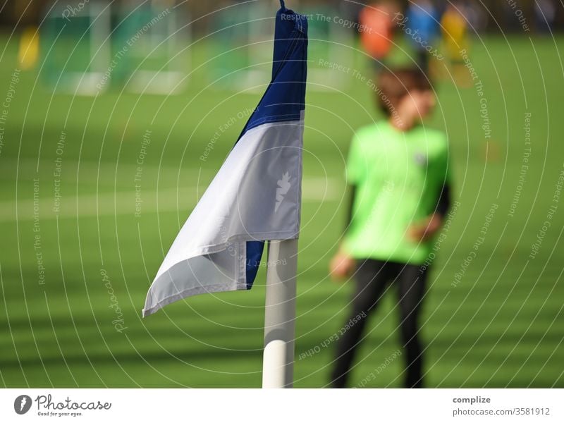 Jugendfussball - Training Fußball Fußballplatz trainieren eckfahne Spielen Trikot Platz Fußballer Fußballstadion Verein Kind Kinder Sport