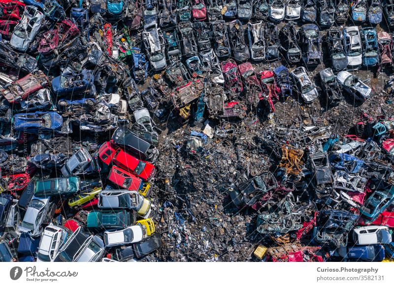 Luftaufnahme des Schrottplatzes. Alte rostige korrodierte Autos auf dem Autofriedhof. Autorecyclingindustrie von oben. verwendet Fahrzeuge Dröhnen Antenne Teile