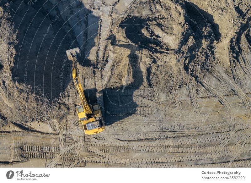 Luftaufnahme von Bagger und Baumaschinen. Maschinen und Grubenausrüstung von oben. Draufsicht auf den Industrieplatz. Mit Drohne aufgenommenes Foto. Bergbau