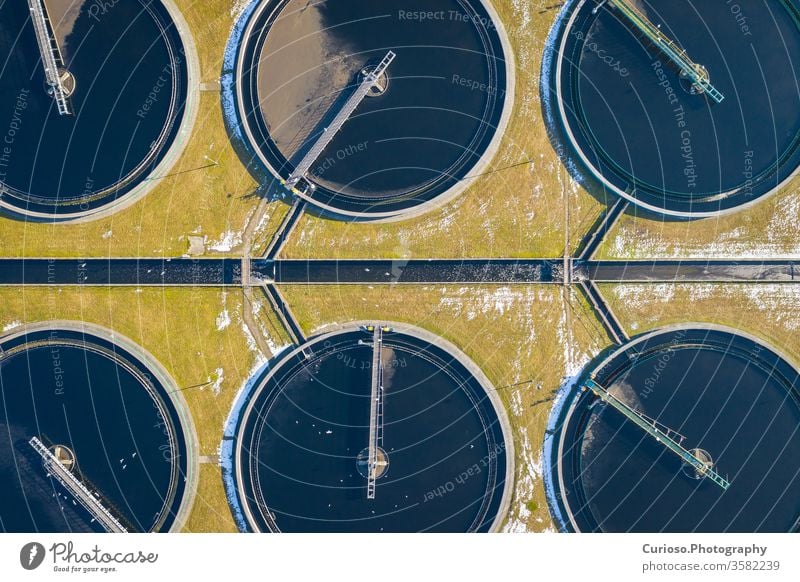 Kläranlage. Statisches Luftbild mit Blick auf die Klärbecken. Industrieller Ort. Geometrische Hintergrundtextur. Mit Drohne aufgenommenes Foto. Behandlung