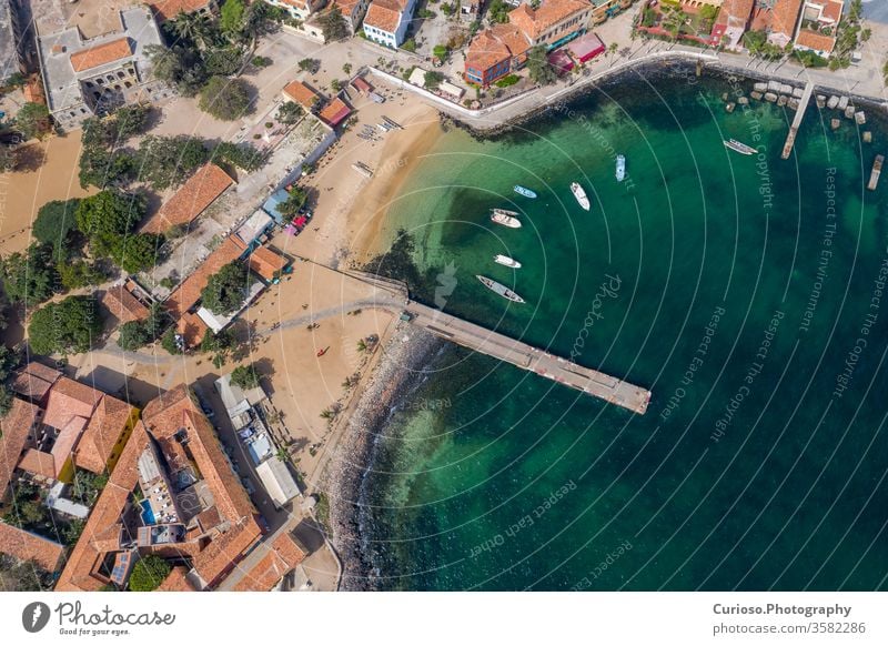 Luftaufnahme der Insel Goree. Gorée. Dakar, Senegal. Afrika. Foto von Drohne von oben gemacht. UNESCO-Weltkulturerbe. senegal dakar Inseln Sklave Antenne