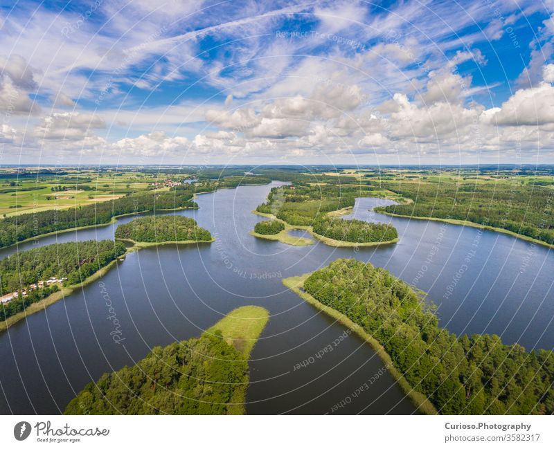 Luftaufnahme von grünen Inseln und Wolken an einem sonnigen Sommertag, Wydminy-See in Masuren in Polen. Antenne Ansicht mazury schön Landschaft Natur natürlich