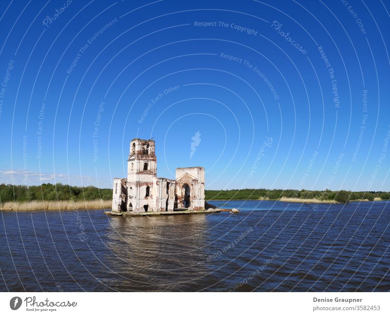 kirche am rybinsker stausee russland Fluss Architektur Russland Wasser Kirche Wahrzeichen Landschaft Religion reisen alt Stausee Himmel Turm Großstadt Tourismus