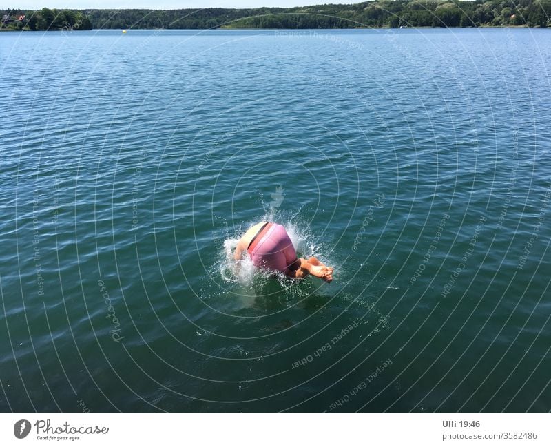 Sprung ins kalte Wasser (Nr.3) Sprungkraft springen See Mut mutig hemmungslos Arschbombe Schwimmen & Baden Ferien & Urlaub & Reisen nass Freude spritzen