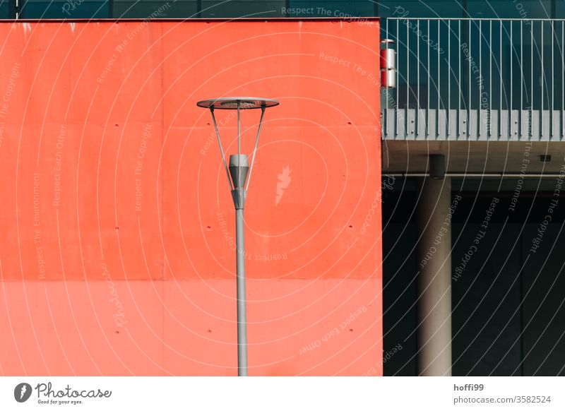 Strassenlaterne vor Roter Wand Fassade Straßenbeleuchtung Muster Tristesse Laterne Minimalismus minimalistisch Gebäude Laternenpfahl modern Strukturen & Formen