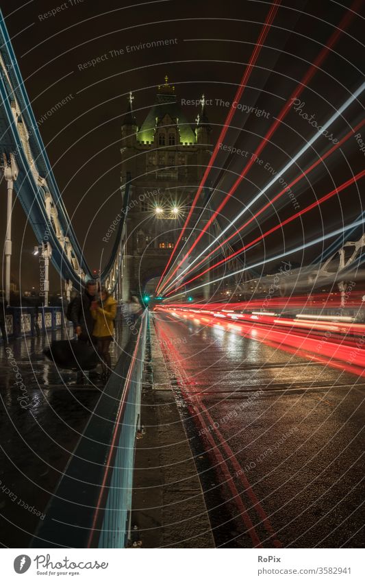 Nacht auf der Tower Bridge. London Themse thames Brücke bridge Stadt Verkehr traffic Bauwerk Straße street England Metropole Fluss river Konstruktion