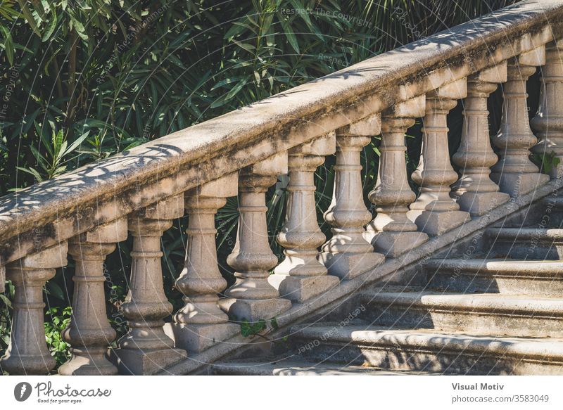 Steinbrüstung im neoklassizistischen Stil Balustrade abstrakt im Freien Außenseite Jahrhundert Schritt authentisch neoklassisch urban Park Blätter Natur