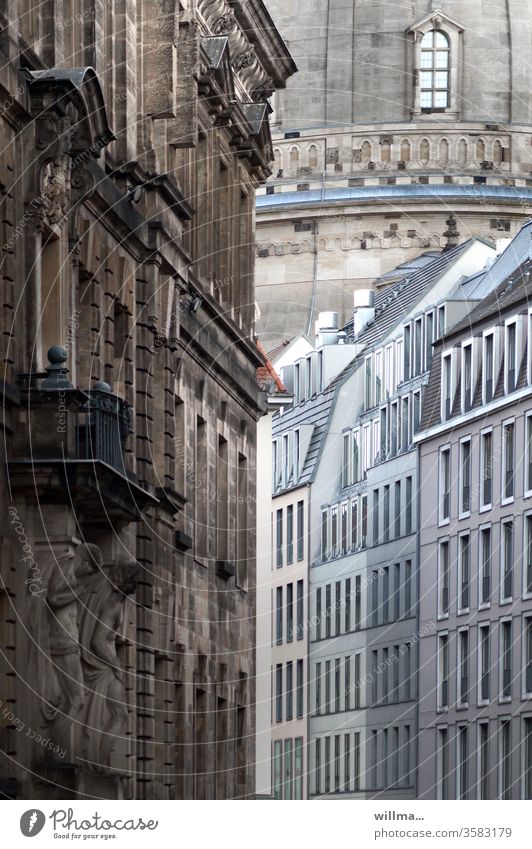 Altstadt Dresden mit einem Zipfel Frauenkirche historisch Fassaden Gasse Architektur Menschenleer Häuser Außenaufnahme Stadtzentrum Sachsen