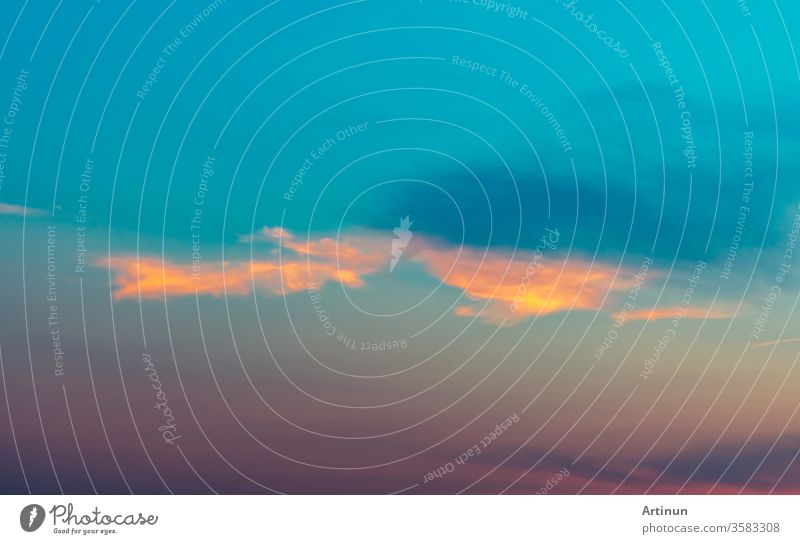 Dramatischer blauer und violetter Himmel und Wolken abstrakter Hintergrund. Blauviolette Wolken am Himmel bei Sonnenuntergang. Warmes Wetter im Hintergrund. Kunstbild des Himmels in der Abenddämmerung. Wunderschöner Himmel bei Sonnenuntergang. Fantasievoller Hintergrund.