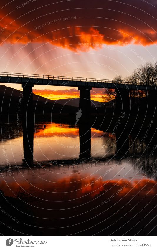 Brücke und See bei Sonnenuntergang in Schottland Fluss Blitze Himmel wolkig Abend Ufer Wasser reisen Landschaft malerisch Konstruktion Architektur Energie Kraft