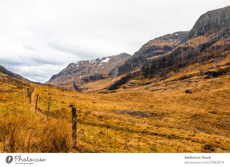 Abgelegene Straße in endlosem Gebirgstal Berge u. Gebirge Tal Hochland Felsen Natur Landschaft Route Kamm Ambitus Gelände Schottland Glen Coe Himmel wolkig Gras