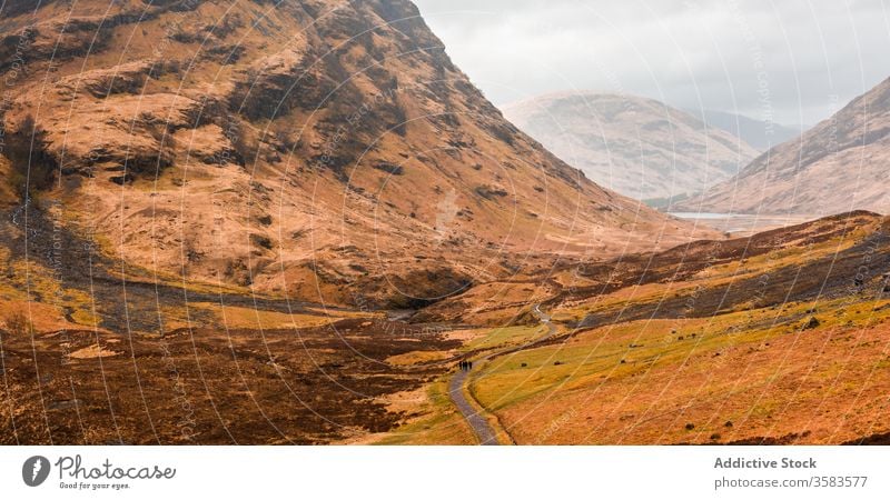 Abgelegene Straße in endlosem Gebirgstal Berge u. Gebirge Tal Hochland Felsen Natur Landschaft Route Kamm Ambitus Gelände Schottland Glen Coe Himmel wolkig Gras