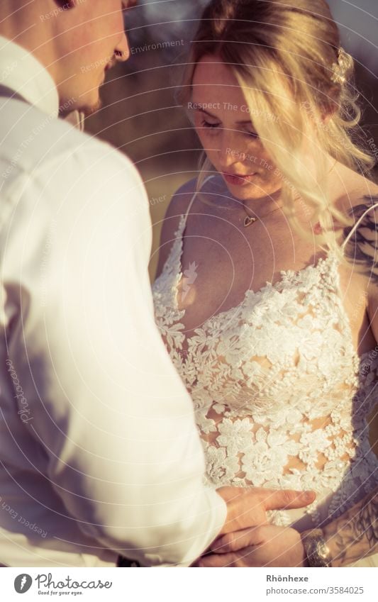 Brautpaar in inniger Liebe brautpaar Hochzeit Liebespaar Ehefrau Ehemann Zusammensein verheiratet Romantik Paar Farbfoto romantisch Frau Mann Feste & Feiern