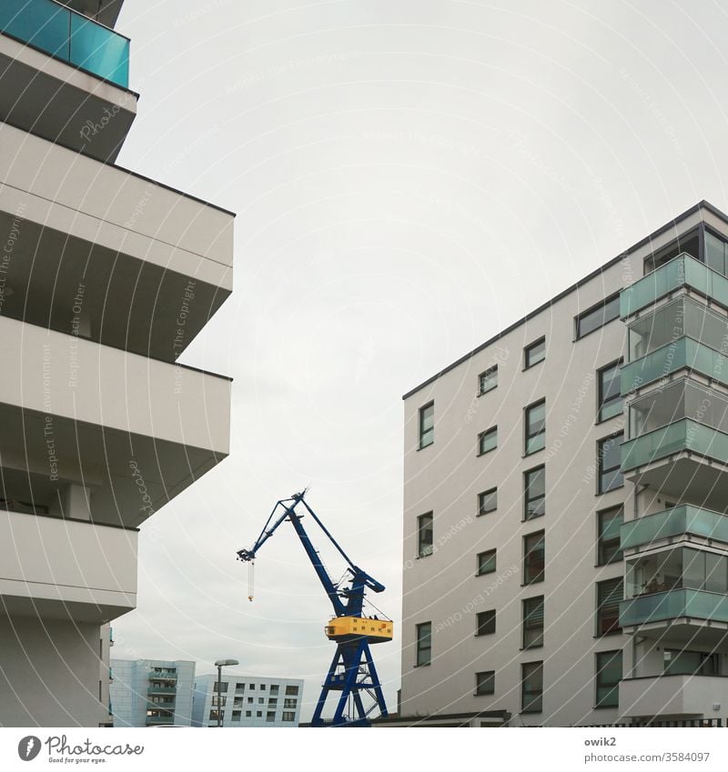 Blockierter Riese Großstadt Wahrzeichen Bauwerk Tag Außenaufnahme Menschenleer Gebäude Beton Stein Metall neu Wohnviertel Neptunwerft urban Silhouette groß hoch