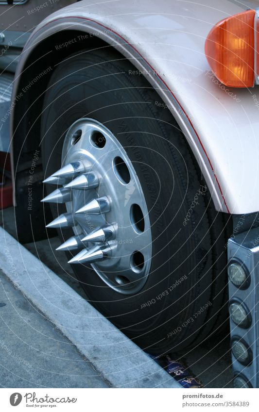 LKW-Radkappe mit Metallspitzen. Gesehen in den USA. Fotograf: Alexander Hauk Brummi Reifen Verkehr auto mobilität gefahr tüv blinker metall schwarz orange weiß