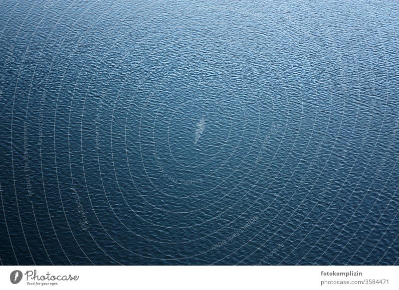 Struktur einer Wasseroberfläche struktur See stille Stillstand ruhig Umwelt Maserung Strukturen